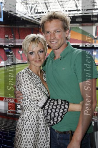 Amsterdam 15 mei 2007
Presentatie dvd voetbalvrouwen in de amsterdam arena. Barry Atsma met Lone v Roosendaal