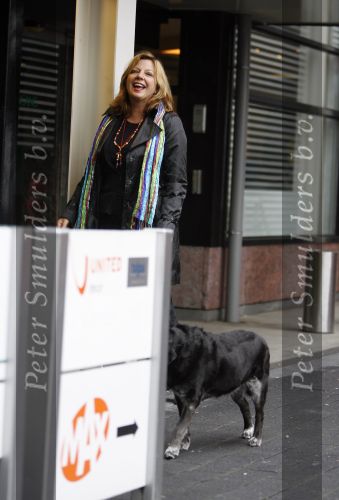 Hilversum 18 juni 2007
Loretta Schrijver met hond bij omroep Max.