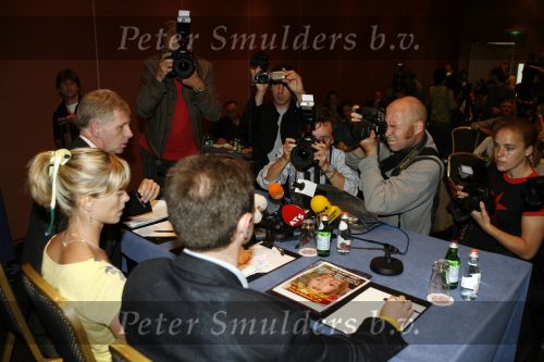 Amsterdam 7 juni 2007
De ouders van de ontvoerde Madeleine Mc Cann geven persconferentie in het Hilton. Gerry en Kate Mc Cann zijn op doorreis in Europa om overal aandacht te krijgen voor de ontvoering.