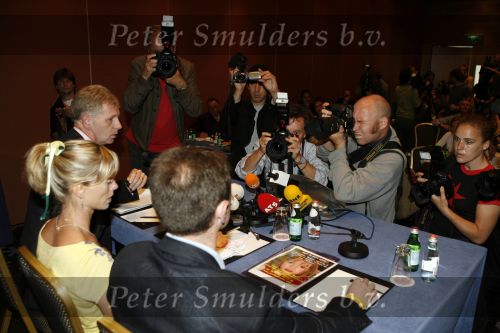 Amsterdam 7 juni 2007
De ouders van de ontvoerde Madeleine Mc Cann geven persconferentie in het Hilton. Gerry en Kate Mc Cann zijn op doorreis in Europa om overal aandacht te krijgen voor de ontvoering.
