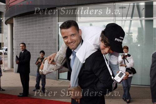 Rotterdam 23 mei 2007
Premiere Kuifje in het nieuwe luxor theater. Mark Huizinga met jonge paparazzo