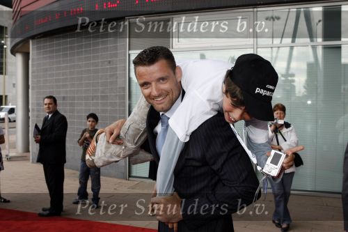 Rotterdam 23 mei 2007
Premiere Kuifje in het nieuwe luxor theater. Mark Huizinga met jonge paparazzo