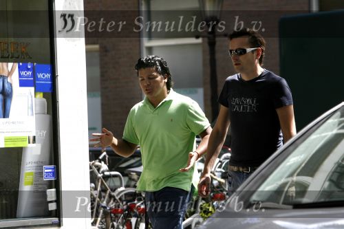 Amsterdam 19 mei 2007
Marvin Breukhoven met een vriend op de cornelis schuytstraat.