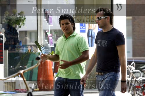 Amsterdam 19 mei 2007
Marvin Breukhoven met een vriend op de cornelis schuytstraat.