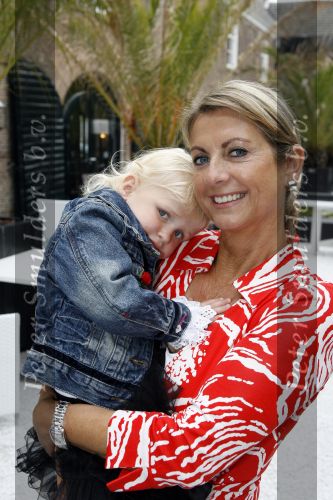 Naarden 21 mei 2007
Presentatie boek Supermom\'s stijlgids van Vivian Ewbank Reijs in het Arsenaal. Meddy Claus met Day Ewbank