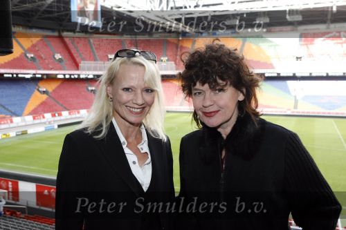 Amsterdam 15 mei 2007
Presentatie dvd voetbalvrouwen in de amsterdam arena. Melline Mollerus en Maeve v d Steen