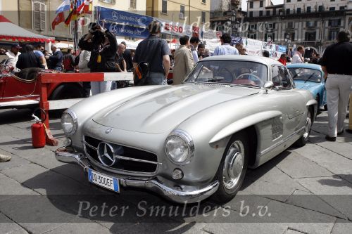 Brescia 17 mei 2007
Start van de 80e mille miglia. State of art is daar een van de sponsors.  Mercedes