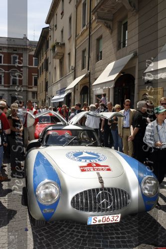 Brescia 17 mei 2007
Start van de 80e mille miglia. State of art is daar een van de sponsors.  Mercedes 300 sl