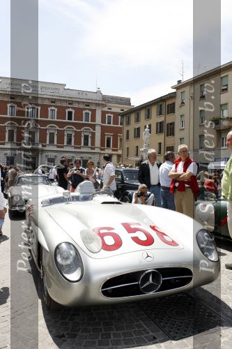 Brescia 17 mei 2007
Start van de 80e mille miglia. State of art is daar een van de sponsors.  Mercedes 300 slr. In deze wagen heeft Stirling Moss het snelste de mille miglia gereden