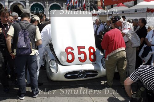Brescia 17 mei 2007
Start van de 80e mille miglia. State of art is daar een van de sponsors.  Mercedes 300 slr. In deze wagen heeft Stirling Moss het snelste de mille miglia gereden