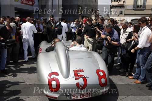 Brescia 17 mei 2007
Start van de 80e mille miglia. State of art is daar een van de sponsors. Jochem Mass in de mercedes 300 slr waarmee Stirling Moss het record heeft  gereden  
Peter Smulders bv