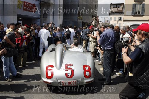 Brescia 17 mei 2007
Start van de 80e mille miglia. State of art is daar een van de sponsors. Jochem Mass in de mercedes 300 slr waarmee Stirling Moss het record heeft  gereden  
Peter Smulders bv