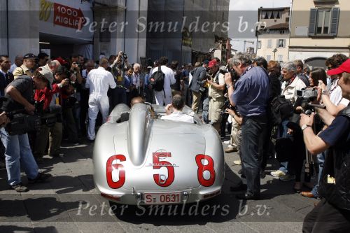 Brescia 17 mei 2007
Start van de 80e mille miglia. State of art is daar een van de sponsors. Jochem Mass in de mercedes 300 slr waarmee Stirling Moss het record heeft  gereden