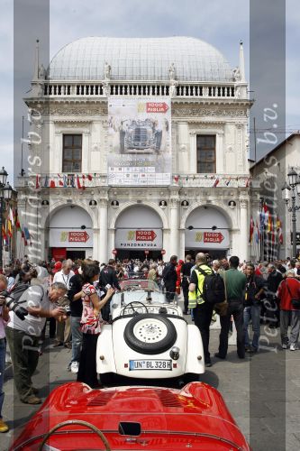 Brescia 17 mei 2007
Start van de 80e mille miglia. State of art is daar een van de sponsors.