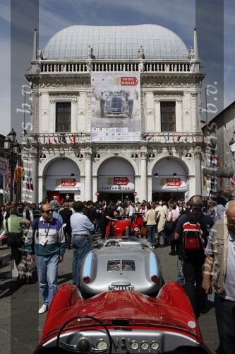 Brescia 17 mei 2007
Start van de 80e mille miglia. State of art is daar een van de sponsors.