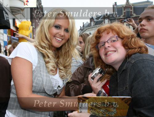 Tilburg, 12 Juni 2007
TROS Zomertoer op de Heuvel
Monique Smit met fans