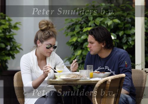 Amsterdam 20 mei 2007
Nikkie Plessen met vriend op terras bij Joffers.