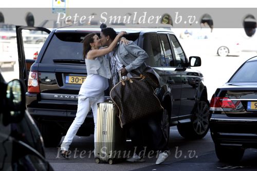 Schiphol 20 juni 2007
Rossana Lima zwanger brengt haar vriend Patrick Kluivert naar Schiphol. Patrick gng naar Dubai voor een voetvolley tournooi.
