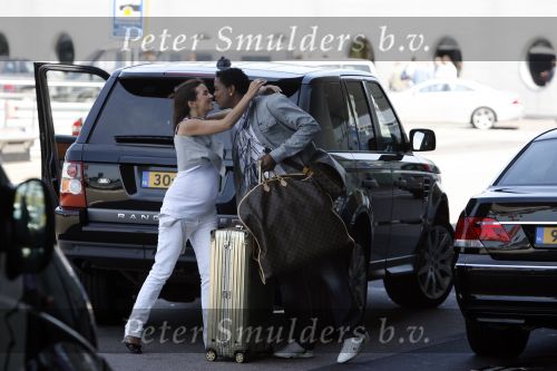 Schiphol 20 juni 2007
Rossana Lima zwanger brengt haar vriend Patrick Kluivert naar Schiphol. Patrick gng naar Dubai voor een voetvolley tournooi.