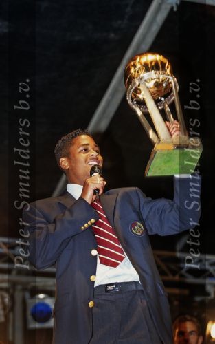 Amsterdam, 29 november 2007
Huldiging AJAX-Selektie t.g.v. het behalen van de wereldtitel in Japan,
Patrick Kluivert met de beker