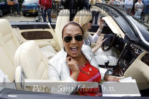 Vlijmen en Loon op Zand 18 juni 2007
Cabrio Rally van Beau monde . Patty Brard en Annita v d Hoeven in Bentley cabrio