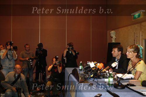 Amsterdam 7 juni 2007
De ouders van de ontvoerde Madeleine Mc Cann geven persconferentie in het Hilton. Gerry en Kate Mc Cann zijn op doorreis in Europa om overal aandacht te krijgen voor de ontvoering.