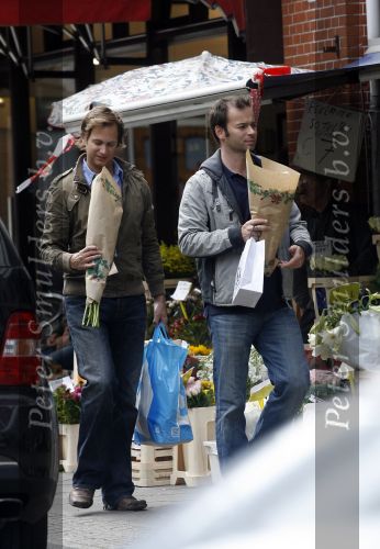 Amsterdam 12 mei 2007
Peter v d Vorst en zijn vriend kopen bloemen voor moederdag.