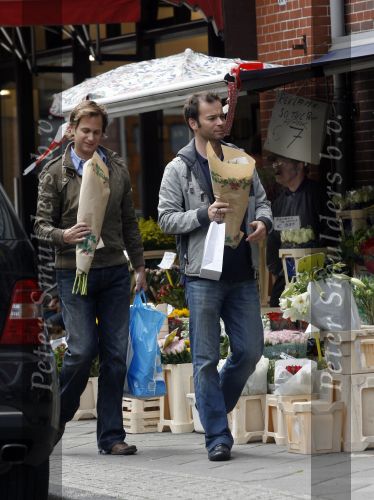 Amsterdam 12 mei 2007
Peter v d Vorst en zijn vriend kopen bloemen voor moederdag.
