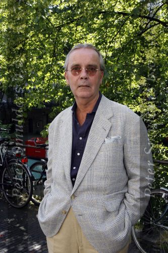 Utrecht 23 mei 2007
Advocaat Piet Doedens met sigaret op zijn kantoor.