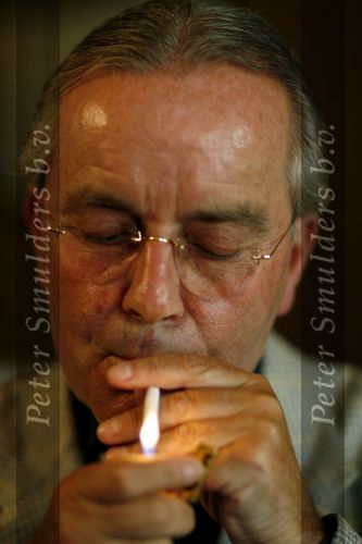 Utrecht 23 mei 2007
Advocaat Piet Doedens met sigaret op zijn kantoor.