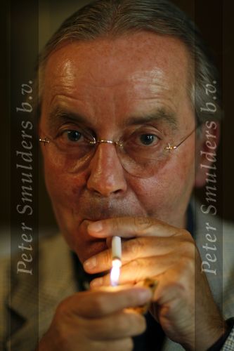 Utrecht 23 mei 2007
Advocaat Piet Doedens met sigaret op zijn kantoor.