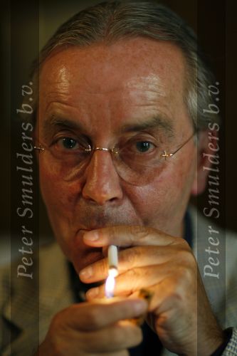 Utrecht 23 mei 2007
Advocaat Piet Doedens met sigaret op zijn kantoor.