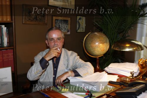Utrecht 23 mei 2007
Advocaat Piet Doedens met sigaret op zijn kantoor.