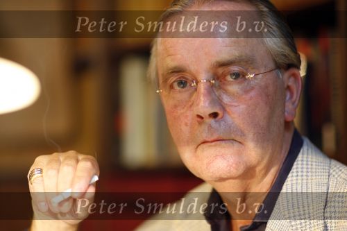 Utrecht 23 mei 2007
Advocaat Piet Doedens met sigaret op zijn kantoor.
