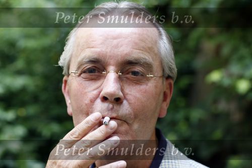 Utrecht 23 mei 2007
Advocaat Piet Doedens met sigaret op zijn kantoor.