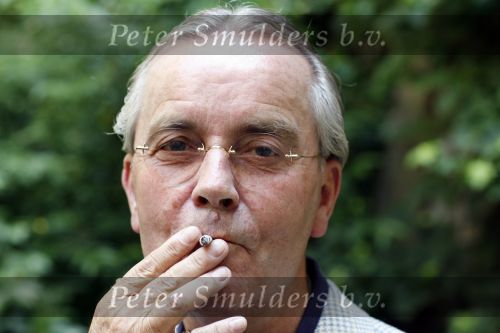 Utrecht 23 mei 2007
Advocaat Piet Doedens met sigaret op zijn kantoor.