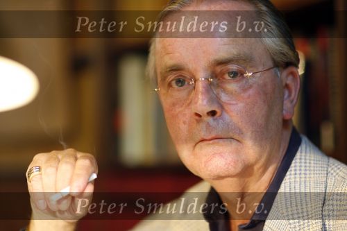 Utrecht 23 mei 2007
Advocaat Piet Doedens met sigaret op zijn kantoor.
