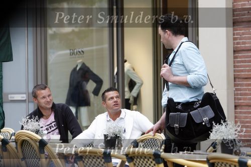 Amsterdam 6 juni 2007
Rene Kistemaker met vriend op de pc hooftstraat. Paul Schulten.