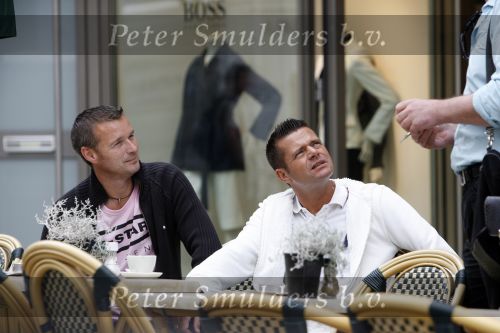 Amsterdam 6 juni 2007
Rene Kistemaker met vriend op de pc hooftstraat. Paul Schulten.