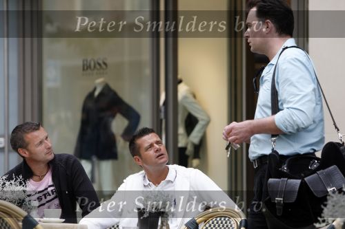 Amsterdam 6 juni 2007
Rene Kistemaker met vriend op de pc hooftstraat. Paul Schulten.