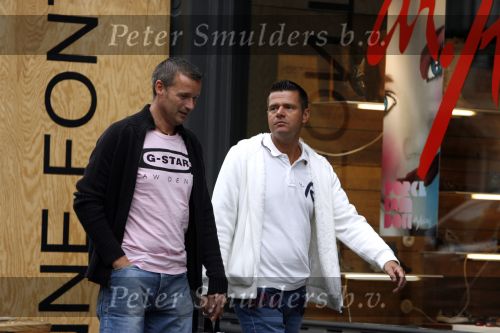 Amsterdam 6 juni 2007
Rene Kistemaker met vriend op de pc hooftstraat. Paul Schulten.