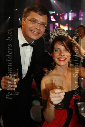 Baarn 6 juni 2007
Finale miss mis verkiezing. Winnares Reni de Boer en 2e Karin v Rossum. Jan Peter Balkenende reikt de prijs uit. Het programma werd gepresenteerd door Jaap Jongbloed en Lucille Werner.