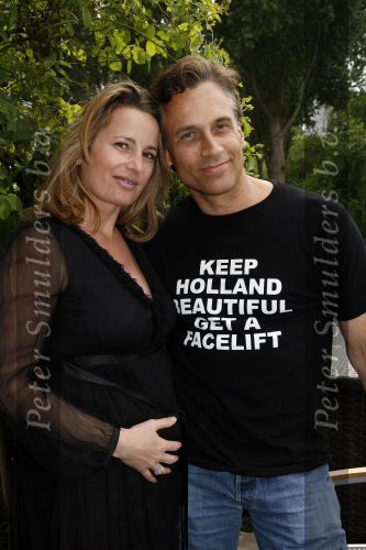 Amsterdam 10 mei 2007
Robert Schoemacher (met t shirt) met zijn zwangere vriendin Claudia v Zweden.