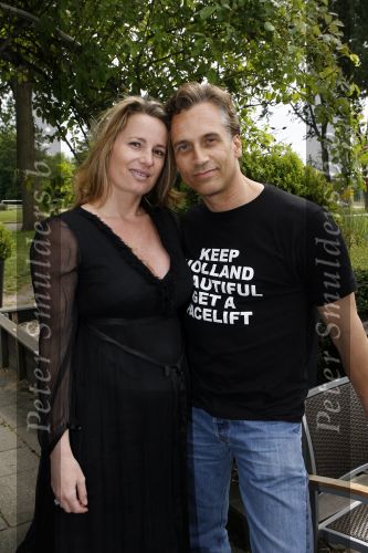 Amsterdam 10 mei 2007
Robert Schoemacher (met t shirt) met zijn zwangere vriendin Claudia v Zweden.