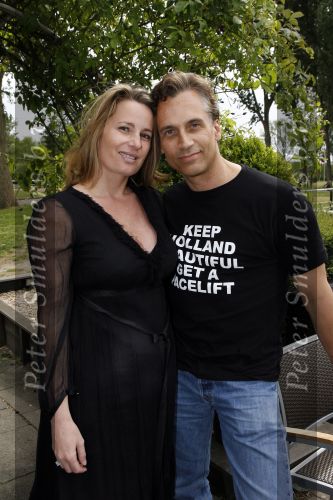 Amsterdam 10 mei 2007
Robert Schoemacher (met t shirt) met zijn zwangere vriendin Claudia v Zweden.
