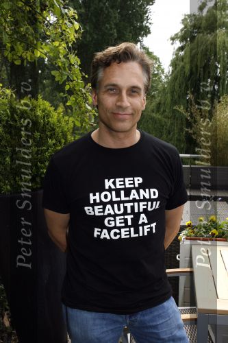 Amsterdam 10 mei 2007
Robert Schoemacher (met t shirt) met zijn zwangere vriendin Claudia v Zweden.