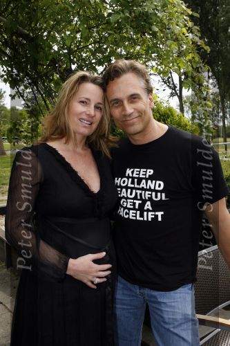 Amsterdam 10 mei 2007
Robert Schoemacher (met t shirt) met zijn zwangere vriendin Claudia v Zweden.