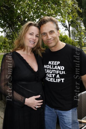 Amsterdam 10 mei 2007
Robert Schoemacher (met t shirt) met zijn zwangere vriendin Claudia v Zweden.