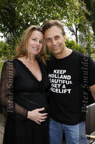Amsterdam 10 mei 2007
Robert Schoemacher (met t shirt) met zijn zwangere vriendin Claudia v Zweden.