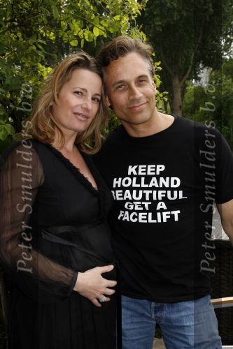 Amsterdam 10 mei 2007
Robert Schoemacher (met t shirt) met zijn zwangere vriendin Claudia v Zweden.